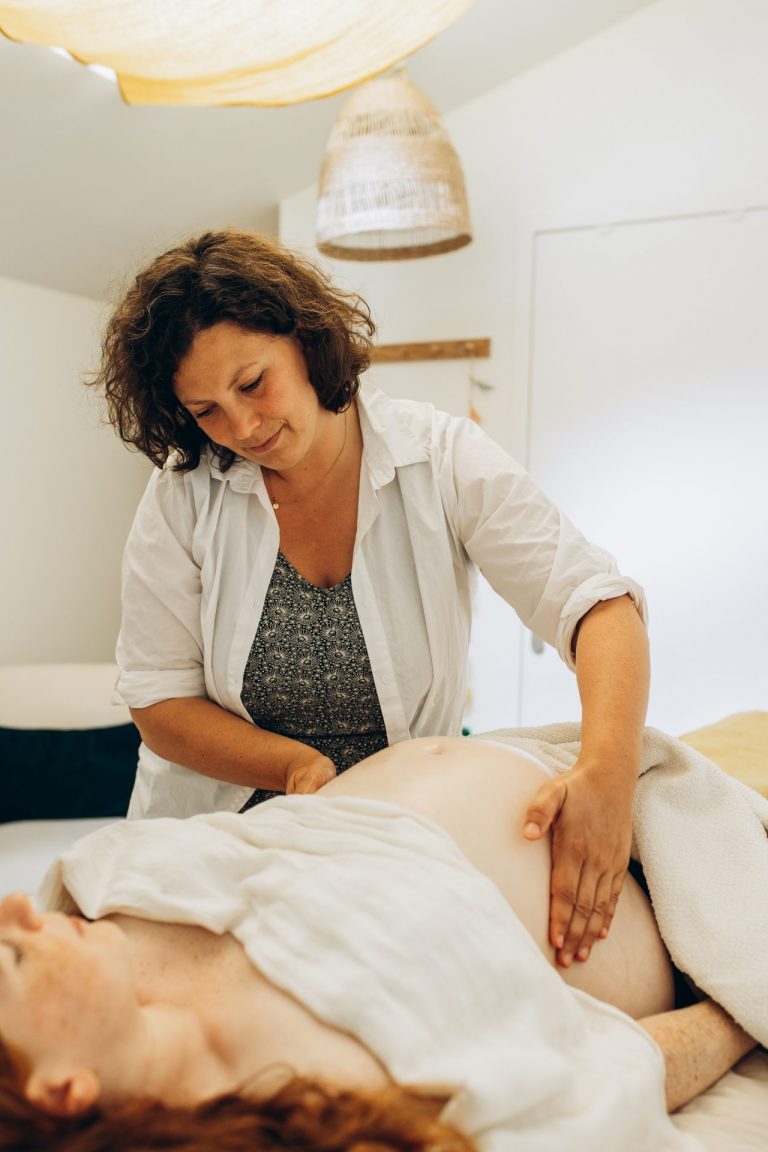 Julie en train de masser - Magnifique Mama